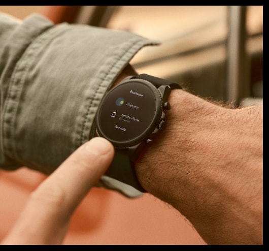 Ein Mann mit Gen 6 Smartwatch. Ein Mann mit Gen 6 Smartwatch.