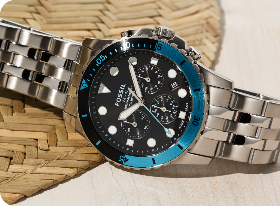 Montre de plongée pour hommes Fossil avec un bracelet en acier inoxydable, un cadran noir et un anneau supérieur tachymètre noir et bleu.