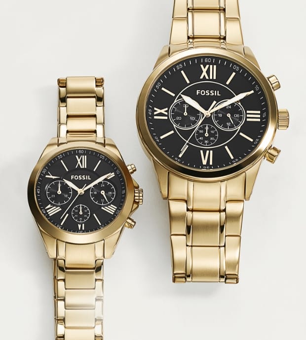 Zwei goldfarbene Uhren. 