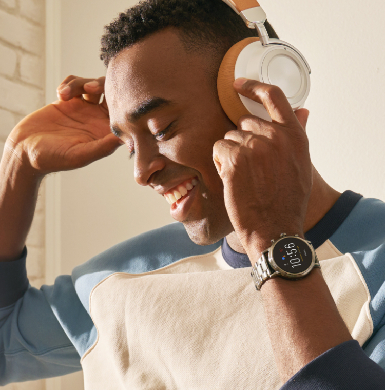 Man listening to music through his Fossil smartwatch's bluetooth functionality.