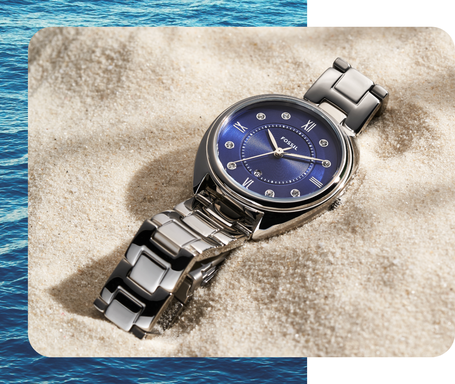 Montre pour femmes Fossil avec un cadran bleu, des index brillants et un bracelet en acier inoxydable.
