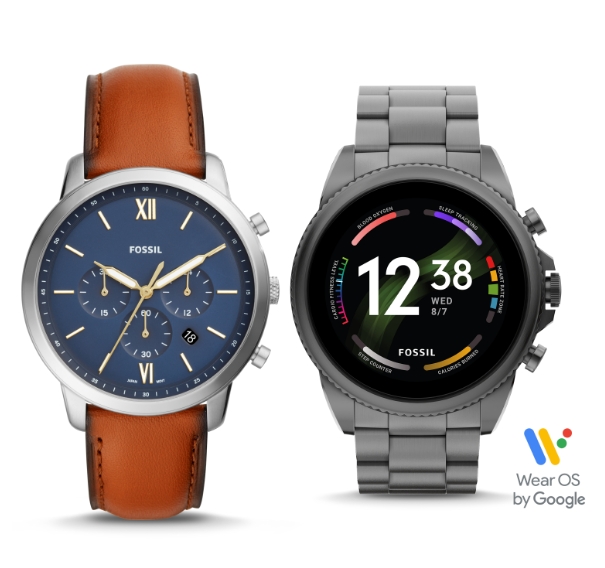 Montre traditionnelle pour hommes complètement noire et montre intelligente avec un bracelet en cuir brun.