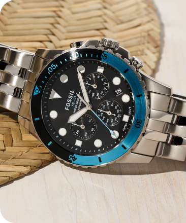 Montre intelligente HR hybride Fossil avec un cadran bleu marine et un bracelet en cuir brun.