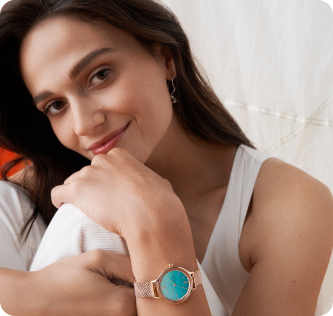 Montre Skagen avec un bracelet en mailles d’acier inoxydable et un cadran semi-squelette et bleu.