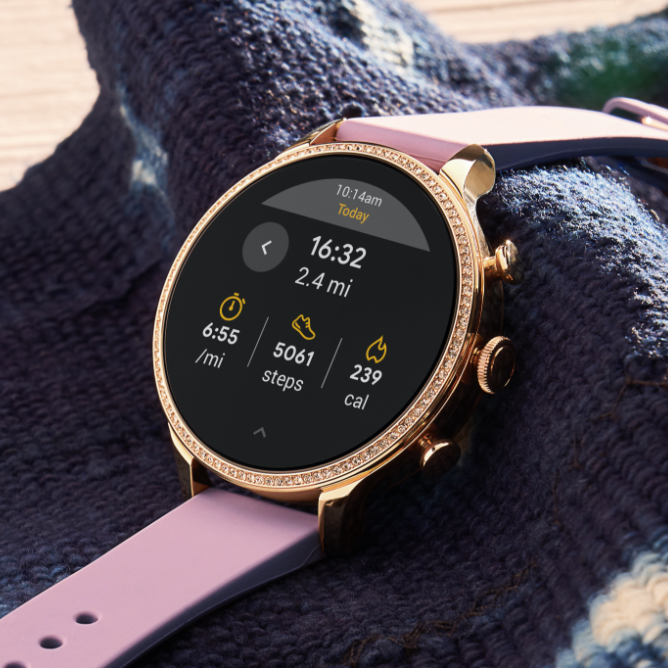 Gen 6 Smartwatch beim Tracken der Fitness-Statistiken. Gen 6 Smartwatch beim Tracken der Fitness-Statistiken.