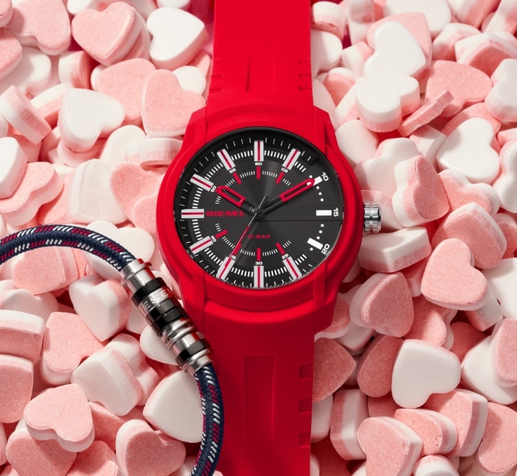 Coffret cadeau avec montre rouge et bracelet noir Armani Exchange