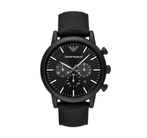 Une montre Armani Exchange noire avec un cadran ton argent.