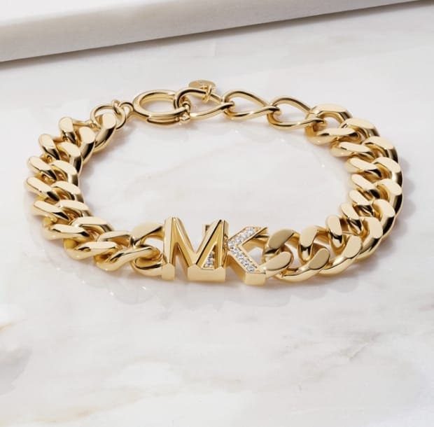 Un bracelet ton or pour femmes.