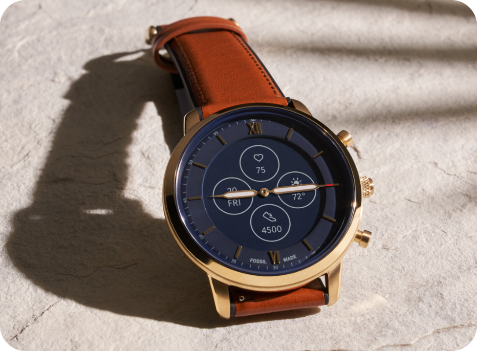 Montre intelligente HR hybride Fossil avec un cadran bleu marine et un bracelet en cuir brun.