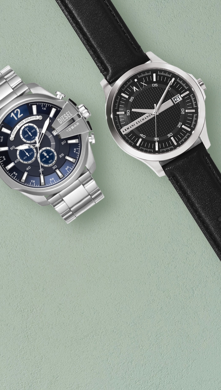 Deux montres ton argent côte à côte. À gauche, une montre DIESEL pour hommes, caractérisée par un cadran rond bleu. À droite, une montre Armani Exchange pour hommes, caractérisée par un bracelet en cuir et un cadran rond noir.