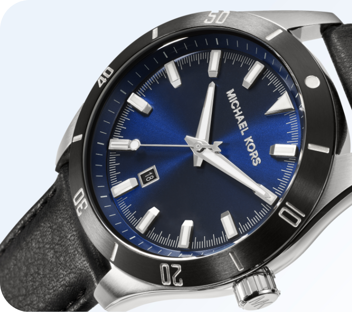 Montre pour hommes Michael Kors avec un cadran à rayons bleu et un bracelet en cuir noir.