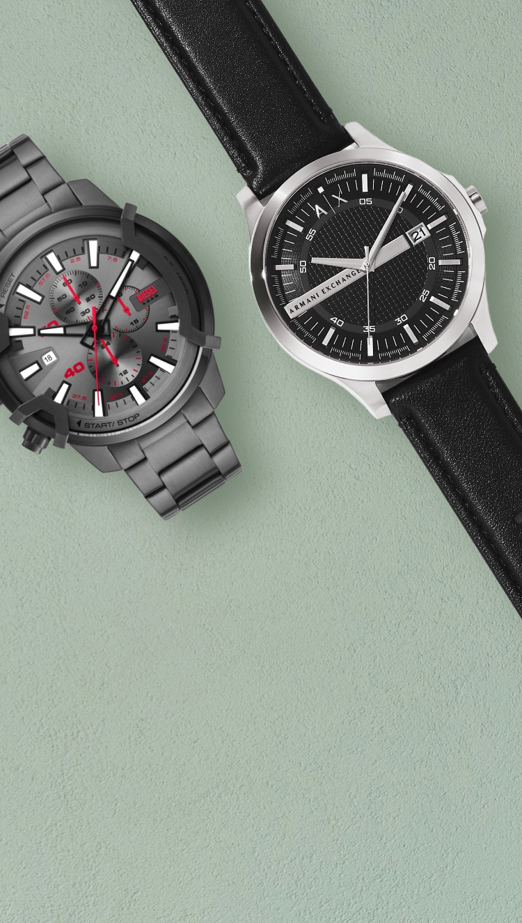 Deux montres argentées côte à côte. À gauche, une montre DIESEL pour homme, au cadran rond et bleu. À droite, une montre Armani Exchange pour homme, aux bracelet en cuir et cadran rond et noir.