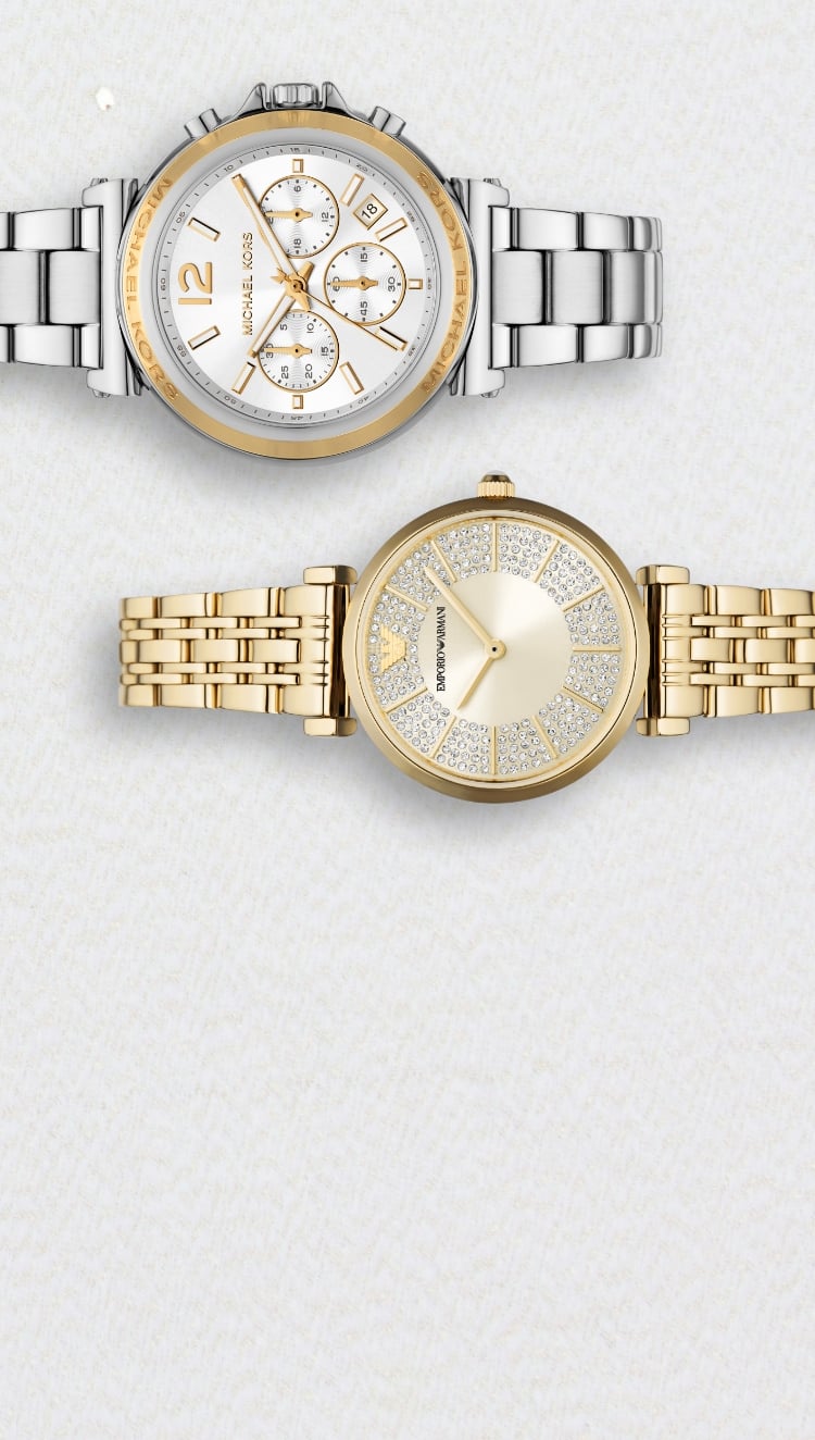 Deux montres côte à côte. À gauche, une montre Emporio Armani dorée pour femme, au cadran rond et scintillant. À droite, une montre Michael Kors bicolore pour femme, au cadran rond et argenté.