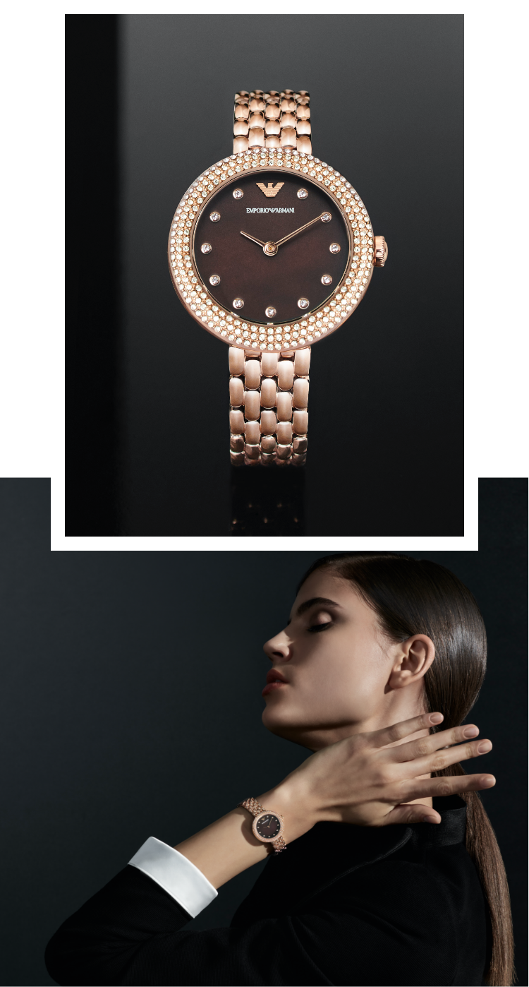 Stylisher Mann mit dunkelblauer Emporio Armani Uhr. Stylishe Frau mit gestreifter Emporio Armani Uhr.